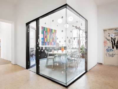 329-kumst_zasedacka_tripvud